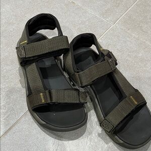 Dockers Black and Olive Sandals